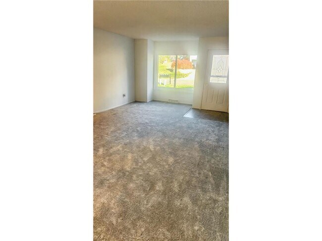 Building Photo - 9 Heights Rd NE