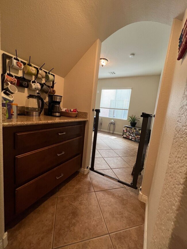 Building Photo - ABSOLUTELY AMAZING! Large 4 bedroom 2 stor...