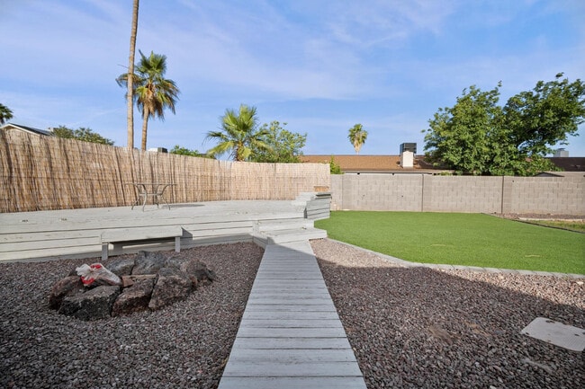 Building Photo - 4515 W Shaw Butte Dr