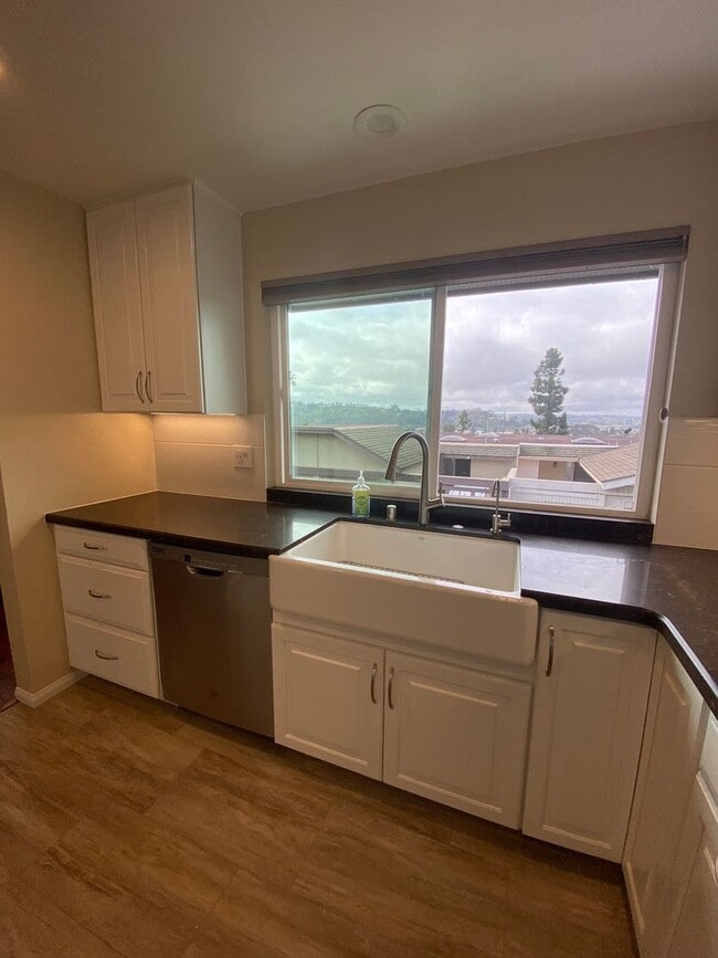 Building Photo - Beautiful 3 bed, 2 bath Townhome close to USD and Mission Valley!