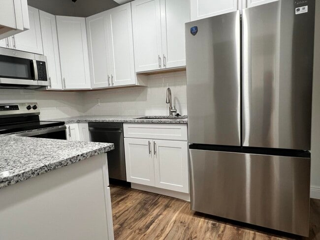 Building Photo - 10623 Royal Palm Blvd