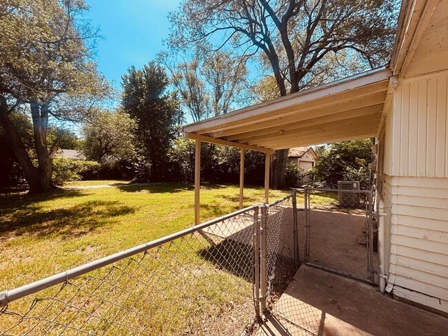 Building Photo - **Welcome home to this charming **3-bedroom, 1-bathroom ranch-style home** offering comfortable o...