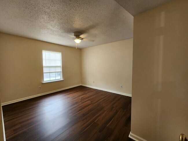 Building Photo - 525 3rd Loop Rd