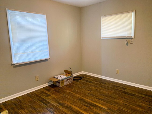 Building Photo - 1405 Crocus Ln