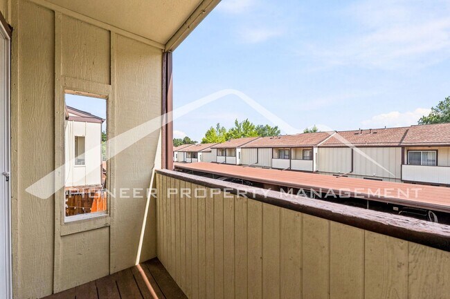 Building Photo - Spacious Townhouse with Washer/Dryer and Central AC