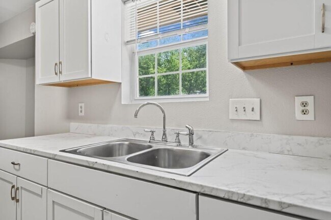 Building Photo - 6811 Feather Creek Dr
