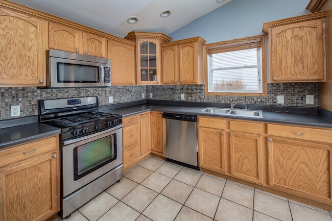 Building Photo - 5831 Belle Ave