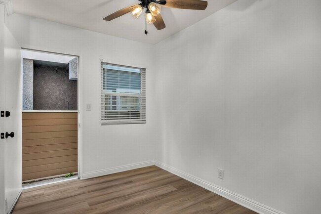 Building Photo - 2 bedroom - Incredible location!