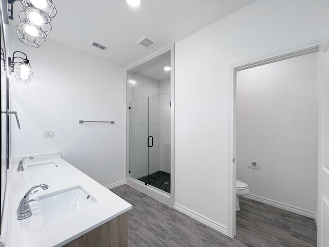 Building Photo - Luxury Townhome In Gated Community (Close to Expressway 281 & Wisconsin)