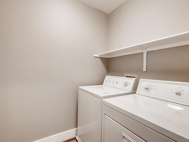 Building Photo - **SHORT TERM GATED LUXURY RENTAL** 3BDRM *2.5 BATH* 2 CAR GARAGE