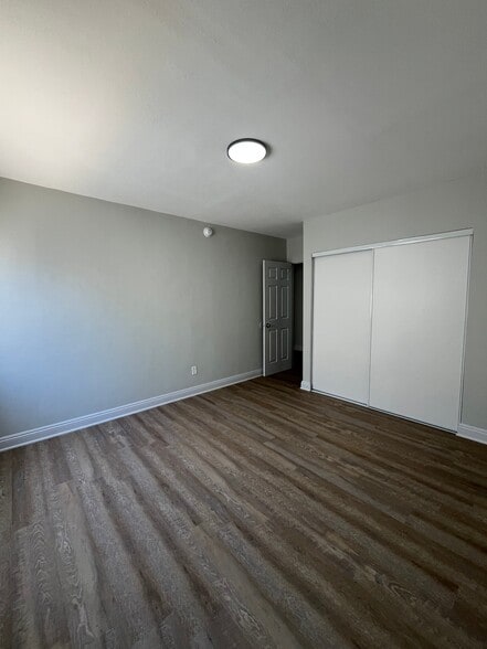 Building Photo - 641 W 92nd St