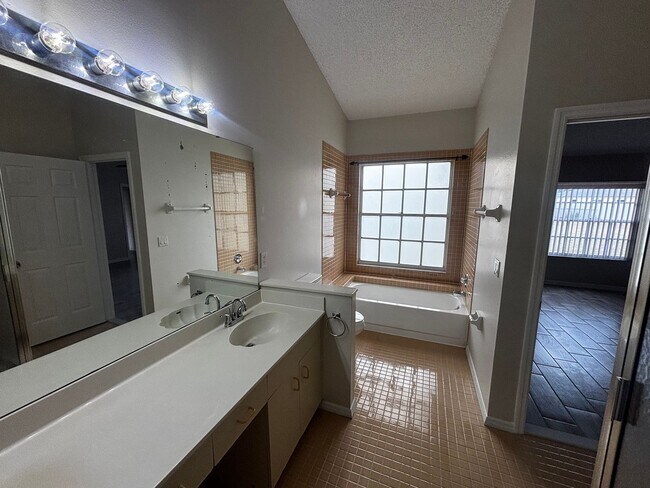 Building Photo - Newly Renovated 3/2 Home - Lake Joy/Magic Lake Communities