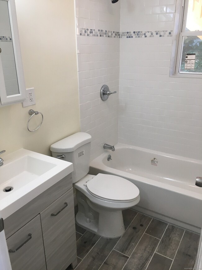 Building Photo - 39 Elm St