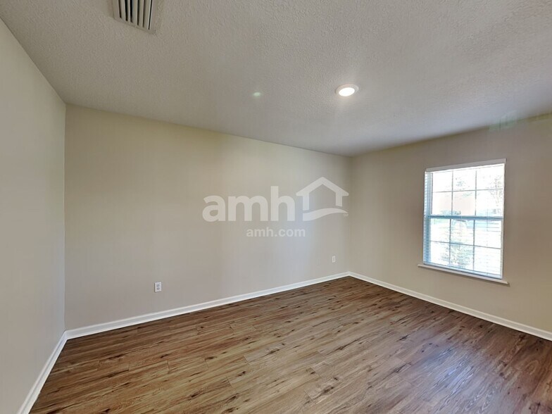 Building Photo - 1433 Heather Ct