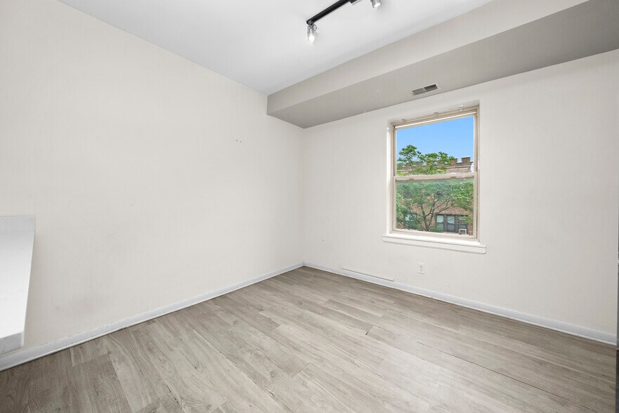 Building Photo - 2060 W Fargo Ave