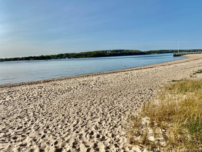 Building Photo - 825 Oak Dr