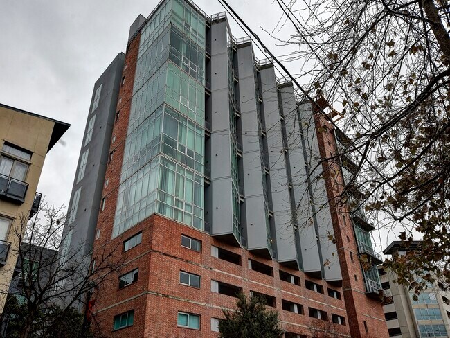 Building Photo - 2000 Bagby St