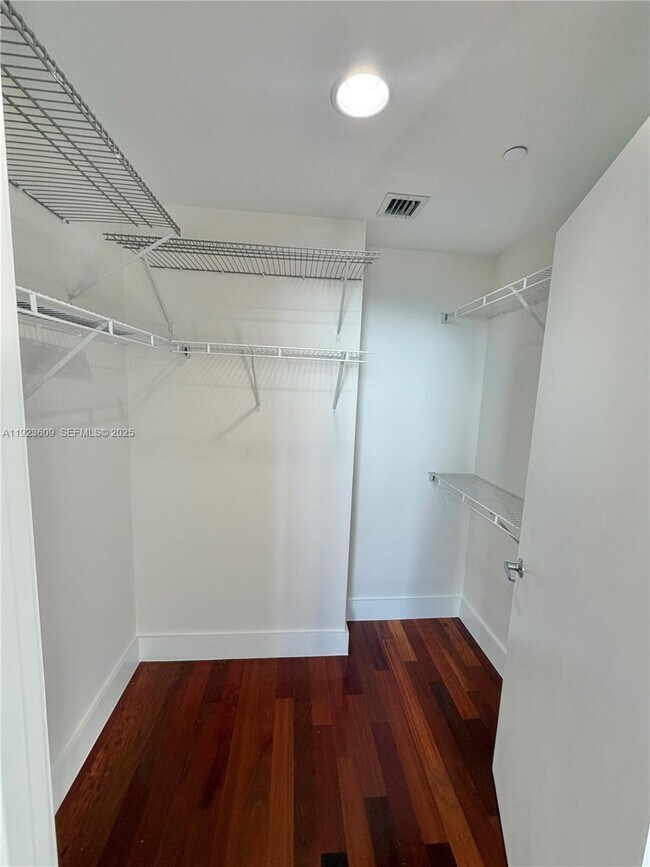 Building Photo - 1060 Brickell Ave