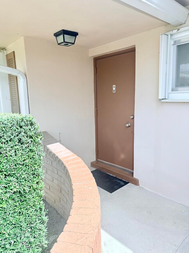 Building Photo - 2509 Dudley Dr W