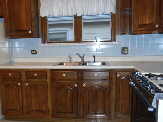 Building Photo - 9054 Bennett Ave