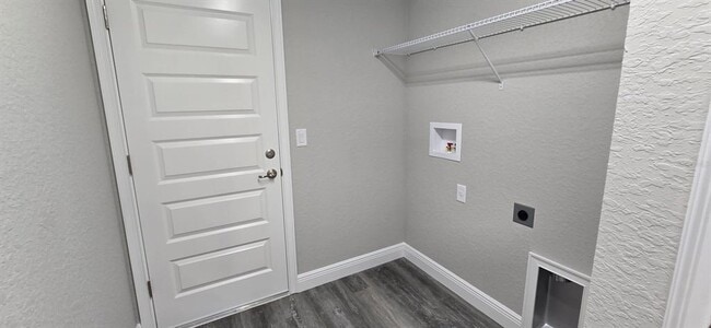 Building Photo - 211 Oak Ln Cir