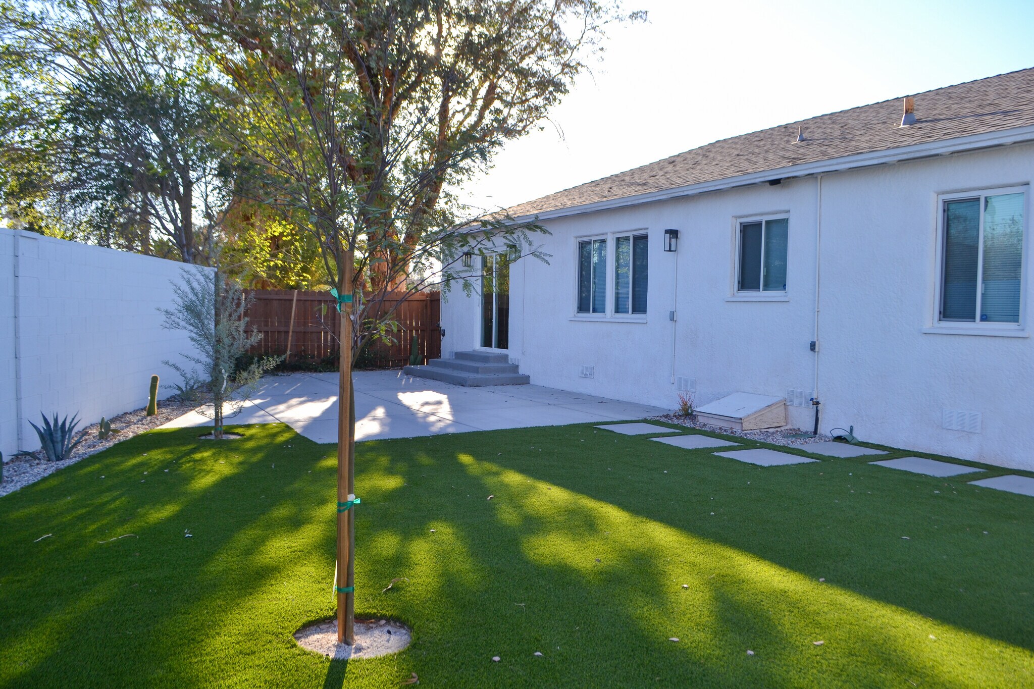 Building Photo - 925 Park Paseo