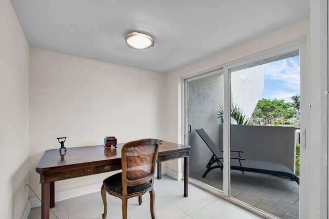 Building Photo - 1222 Hillsboro Mile