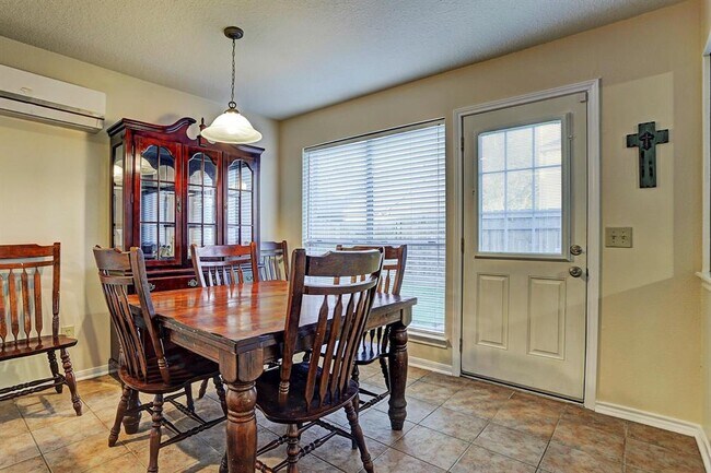 Building Photo - 3911 Spring Garden Dr