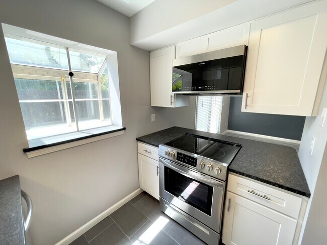 Building Photo - 1305 Hanford Sq