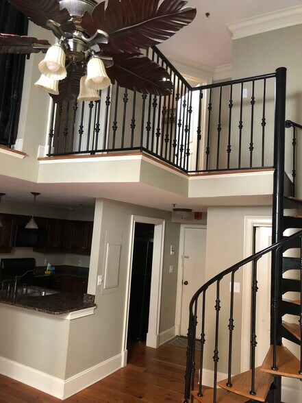 Building Photo - 377 King St