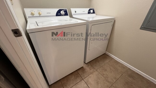 Building Photo - 2 Bedrooms, 2 Baths