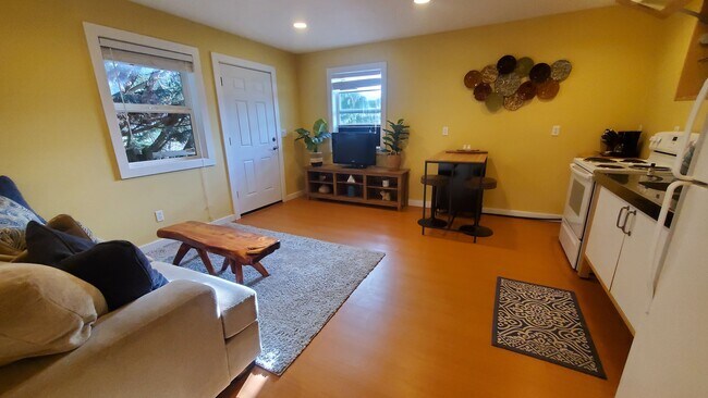 Quiet neighbors - 21680 Seacrest Ave NE