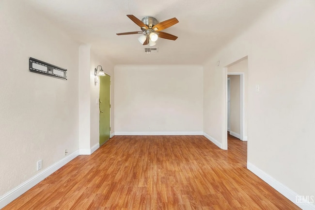 Building Photo - Cute 2+1