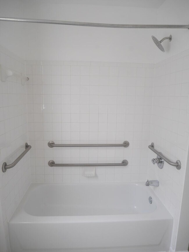 Building Photo - Spacious 3 Bedroom End Unit- Baltimore, MD