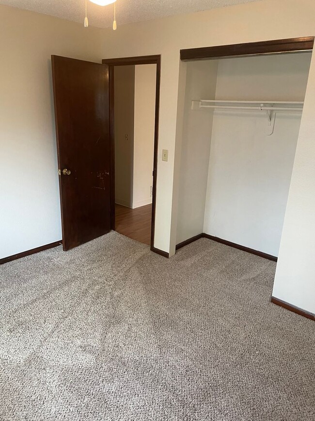 Building Photo - Spacious 4 bed 1.5 Bath Ranch-Style Home i...