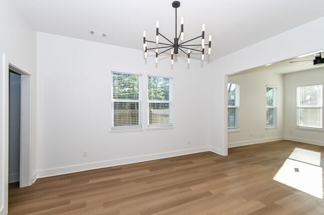 Building Photo - Charming Midtown Home Near Overton Park!