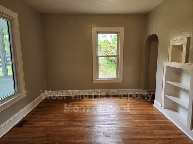 Building Photo - 208 Croft St