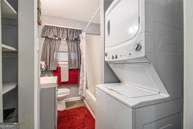 Building Photo - 127 Ruzelle Dr SE