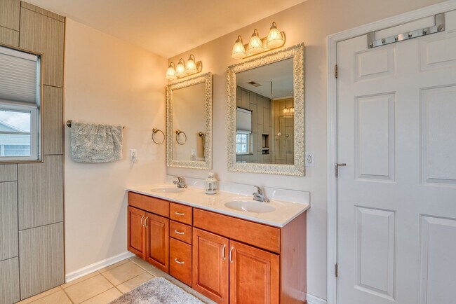 Building Photo - DOG FRIENDLY FURNISHED OFF-SEASON RENTAL A...