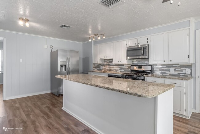 Building Photo - Cozy remodeled home