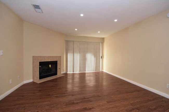 Building Photo - Cozy 2 Bed 2 Bath Condo at Canyon Gate