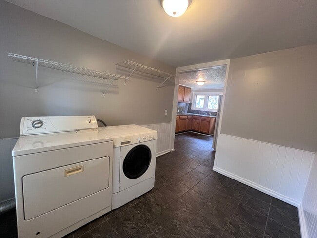 Building Photo - Wonderful and Spacious Three Bedroom Home Minutes from Downtown Grand Rapids!!