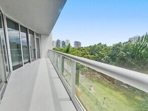 Building Photo - 495 Brickell Ave