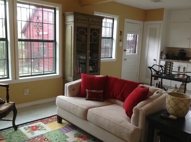 Building Photo - 704 Sue St