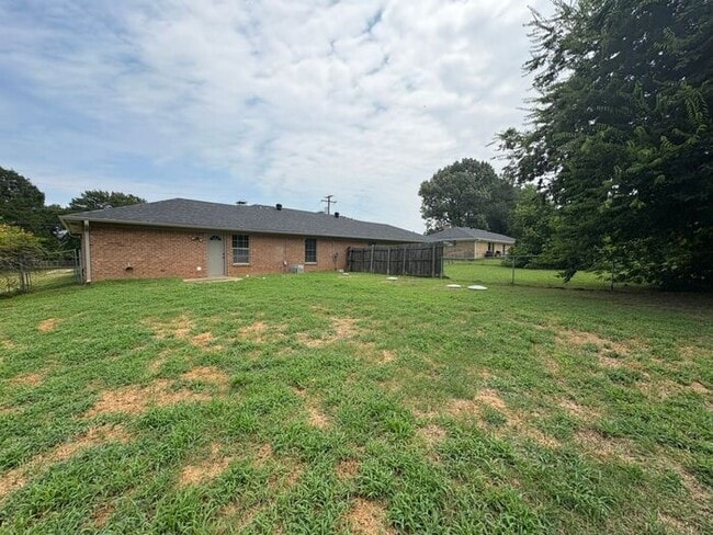 Building Photo - Available Now! Charming 2 Bed, 2 Bath Dupl...