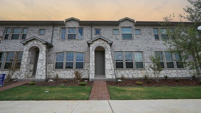 Building Photo - 3333 Solana Cir