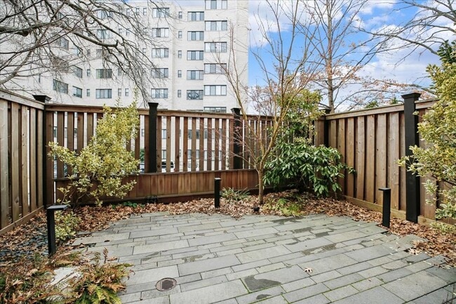 Building Photo - Spacious 2BR/2.5BA Townhouse-Style Condo in Gated Mount Pleasant Community