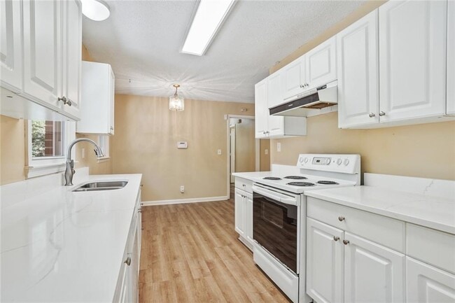 Building Photo - 2416 Lakewood Dr NW