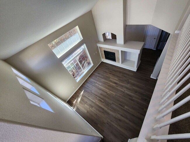 Building Photo - Spacious Two-Suite Townhome With Garage, Fireplace And Community Pool