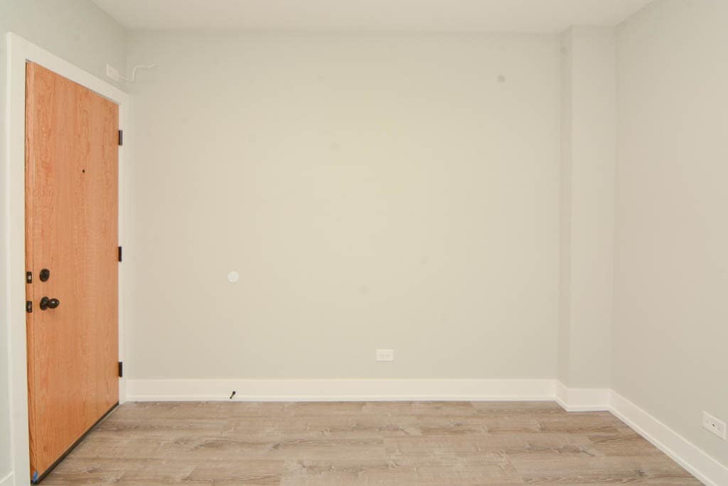 Building Photo - 553 W Belmont Ave